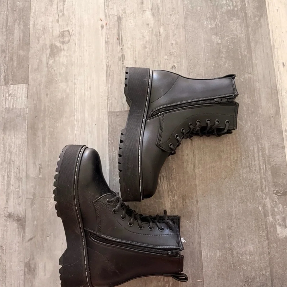 Steve Madden Buffy Black Platform Combat Boots Side Zip Vegan Leather NWOB - Picture 6 of 10